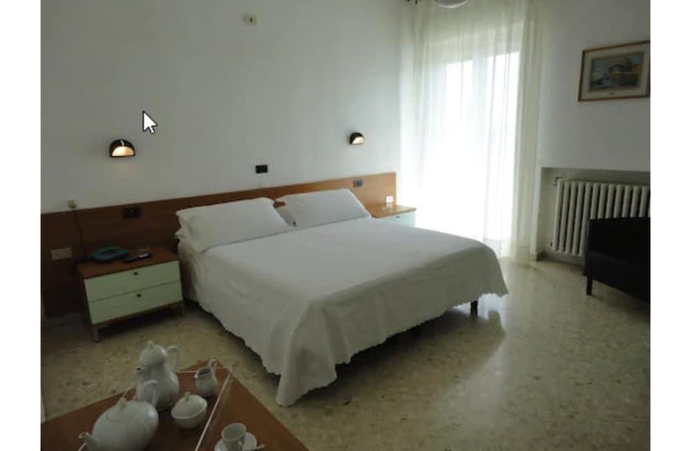 Hotel Riviera Бари Екстериор снимка