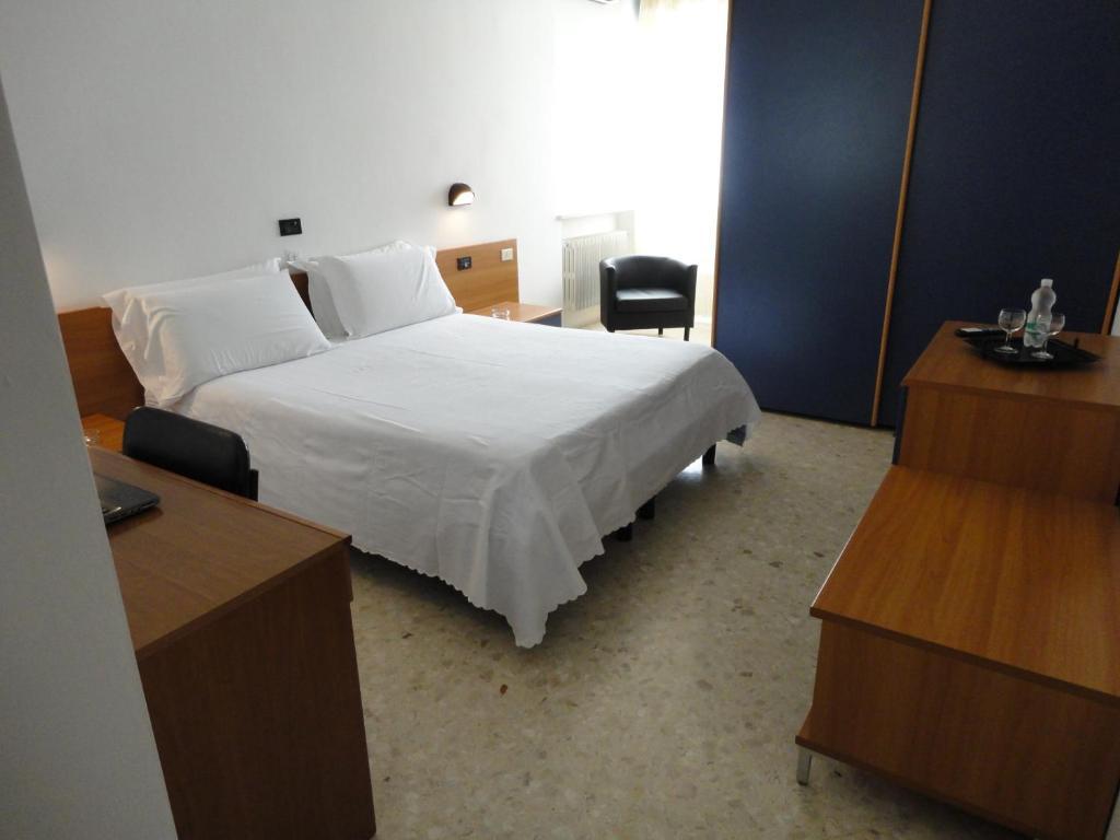 Hotel Riviera Бари Стая снимка