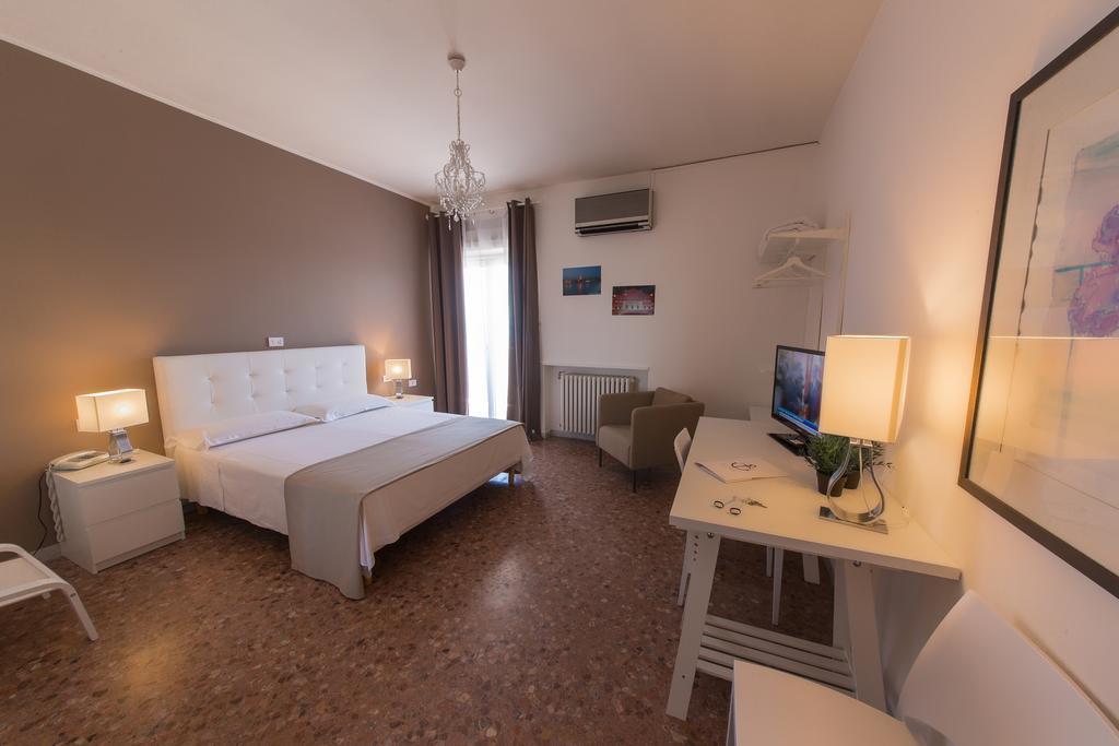 Hotel Riviera Бари Екстериор снимка