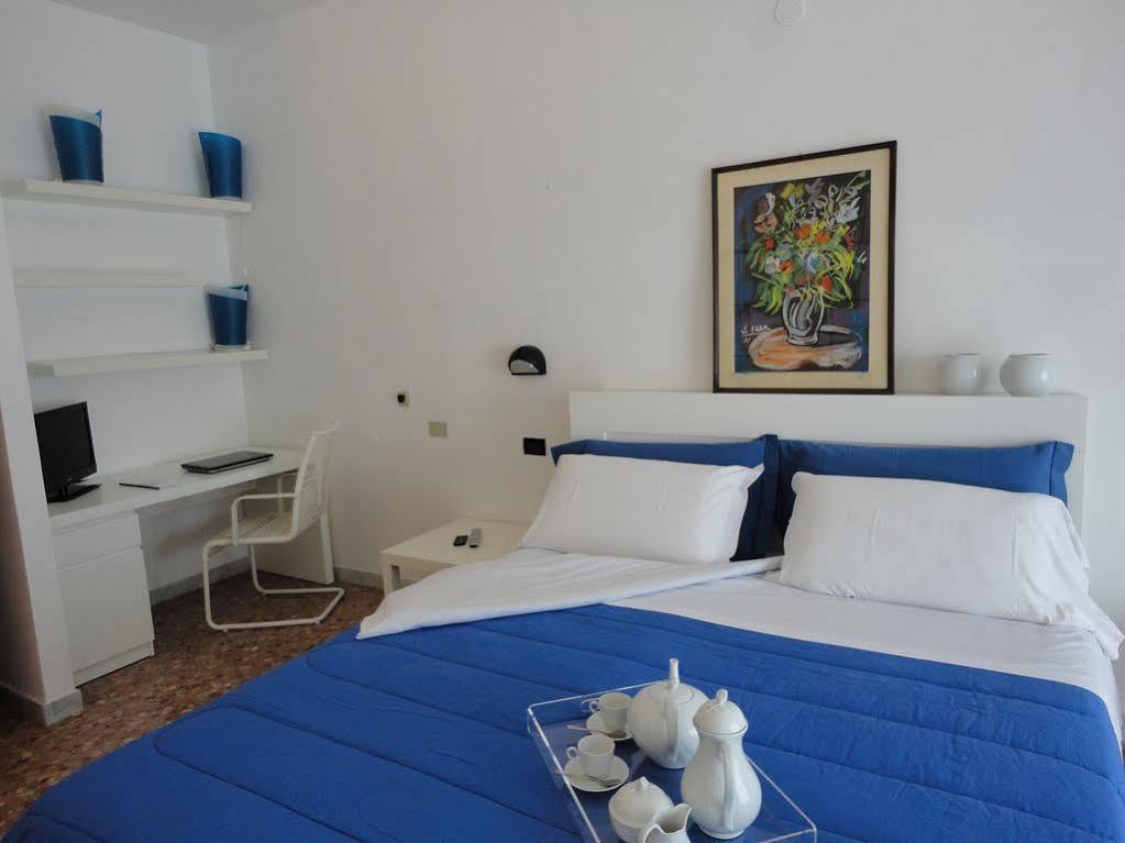Hotel Riviera Бари Екстериор снимка